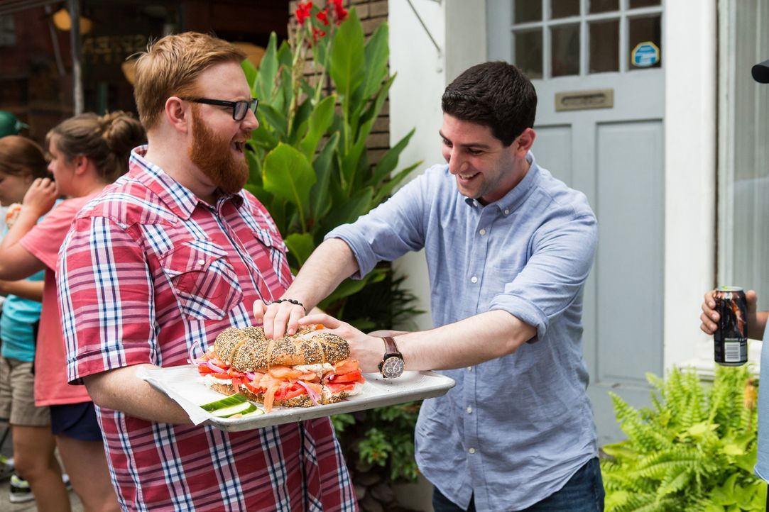 Nachdem Josh Denny (l.) den sechs Kilo schweren Bagel mit Räucherlachs und Fischsalat probiert hat, holt er auch bei den Menschen auf der Straße ein... - Bildquelle: Ben Leuner 2016, Television Food Network, G.P. All Rights Reserved.
