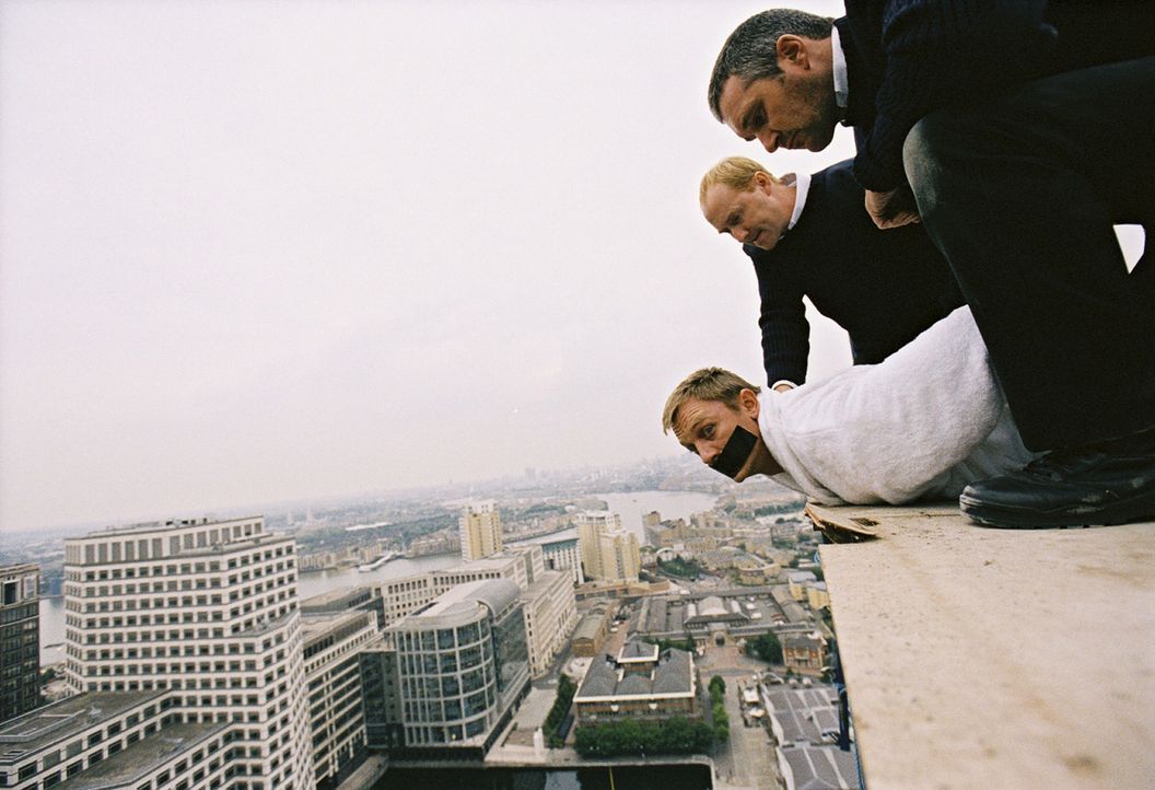 Aufgrund einer Verwechslung sind eine Bande skrupelloser Serben hinter ihm her: Daniel Craig (unten) ... - Bildquelle: 2004 Columbia Pictures Industries, Inc. All Rights Reserved.