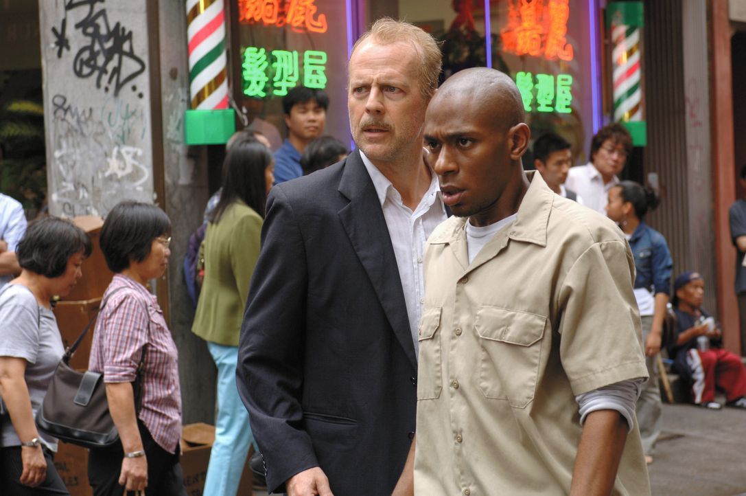 Der übermüdete und verkaterte Polizist Jack Mosley (Bruce Willis, r.) ist absolut nicht in der Stimmung, den Kriminellen Eddi Bunker (Mos Def, l.) v... - Bildquelle: Nu Image