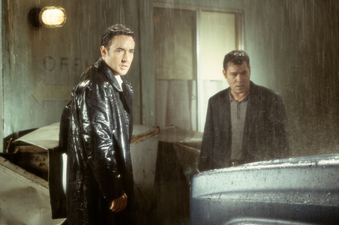Ein sintflutartiger Wolkenbruch macht die Weiterfahrt unmöglich. Ed (John Cusack, l.) bietet dem "gestrandeten" Rhodes (Ray Liotta, r.) seine Hilfe... - Bildquelle: 2003 Sony Pictures Television International. All Rights Reserved.