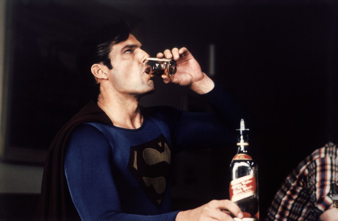 Durch einen Klumpen synthetischen Kryptonits hat sich der Charakter von Superman (Christopher Reeve) schlagartig geändert - er sitzt unrasiert in Ba... - Bildquelle: Warner Bros.