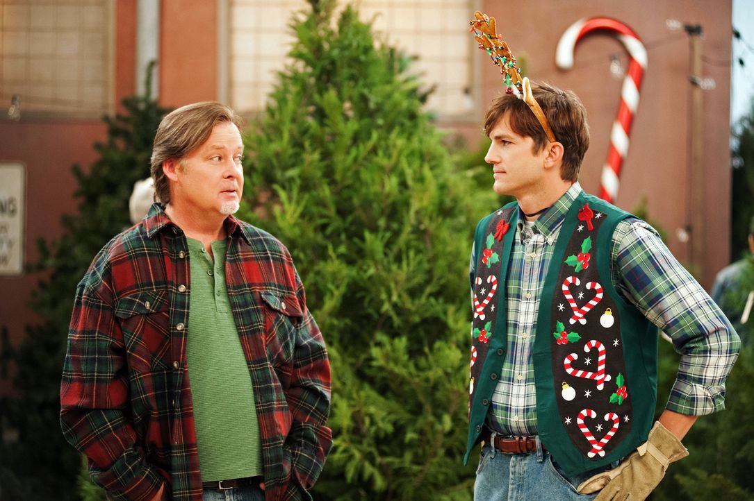 Da Kates Einkommen für beide nicht ausreicht, nimmt Walden (Ashton Kutcher, r.) alias Sam Wilson einen Job bei Nick (Joel Murray, l.) als Weihnachts... - Bildquelle: Warner Brothers Entertainment Inc.