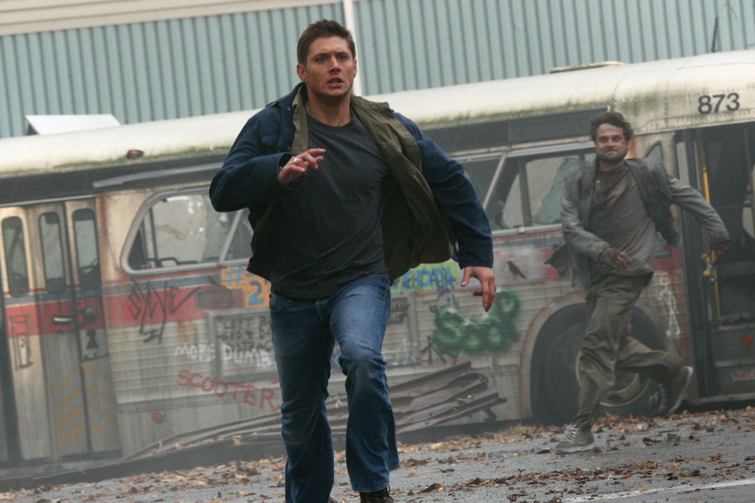 Dean (Jensen Ackles, vorne) wacht plötzlich in einer verlassenen Stadt in der Zukunft auf, wo er von Menschen angegriffen wird, welche von einem däm... - Bildquelle: Warner Bros. Television