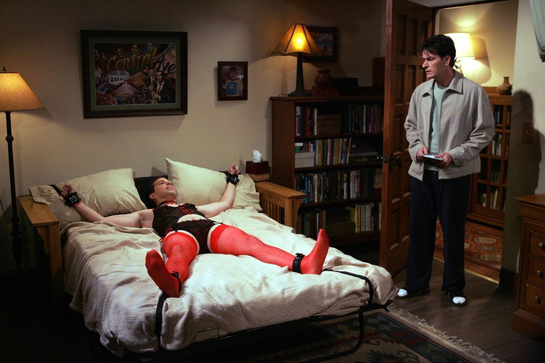 Damit haben Alan (Jon Cryer, l.) und Charlie (Charlie Sheen, r.) nicht gerechnet ... - Bildquelle: Warner Brothers Entertainment Inc.