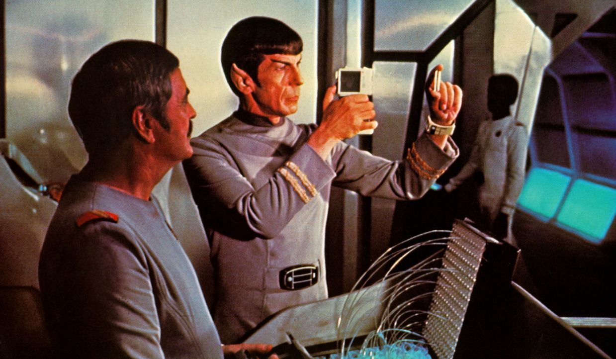 Scotty (James Doohan, l.) und Spock (Leonard Nimoy, r.) müssen mal wieder einige technische Probleme lösen ... - Bildquelle: Paramount Pictures