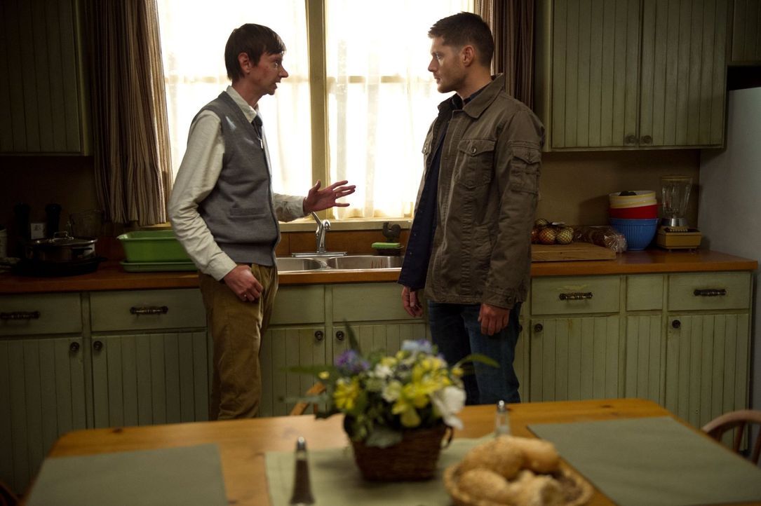 Als Dean (Jensen Ackles, r.) erfährt, dass es Garth (DJ Qualls, l.) nicht gut geht, macht er sich auf den Weg zu ihm und stellt ihn wegen seines Ver... - Bildquelle: 2013 Warner Brothers