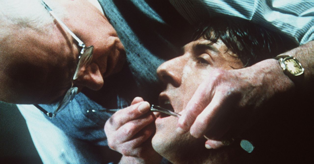 Der Zahnarzt und Alt-Nazi Dr. Szell (Sir Laurence Olivier, l.) nutzt seine Fachkenntnisse, um Babe Levy (Dustin Hoffman, r.) bestialisch zu foltern... - Bildquelle: Paramount Pictures