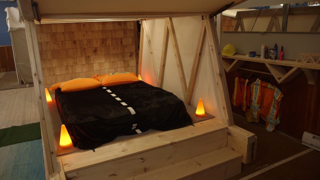 Ein eigenes rustikales Gästezimmer mit erhöhtem Bett und warmem Licht - genauso wie Walker es am liebsten mag ... - Bildquelle: Brojects Ontario LTD 2017