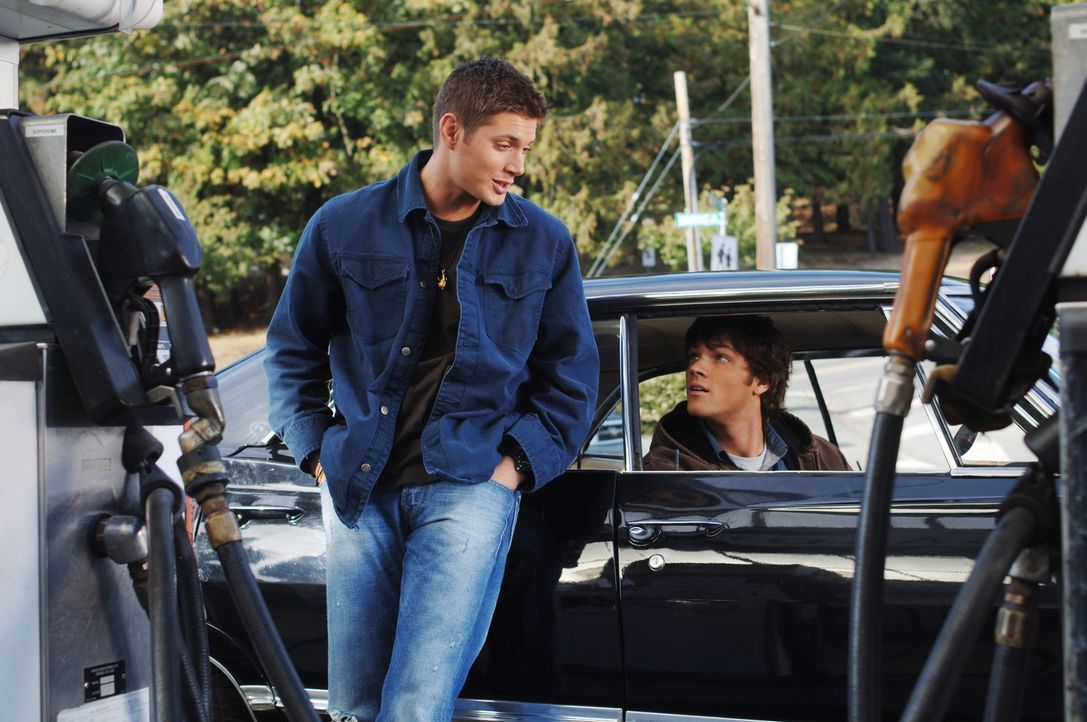 Sam (Jared Padalecki, r.) und Dean (Jensen Ackles, l.) kommen einem alten College-Freund von Sam zur Hilfe, nachdem dieser für einen Mord verantwort... - Bildquelle: Warner Bros. Television