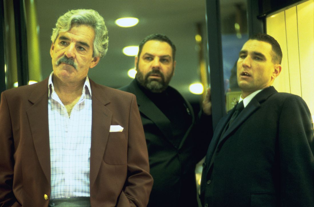 Auf der Jagd nach einem riesigen Diamanten: (v.l.n.r.) Avi (Dennis Farina), Bullet Tooth Tony (Vinnie Jones) und Boris (Rade Serbedzija) ... - Bildquelle: 2003 Sony Pictures Television International. All Rights Reserved.