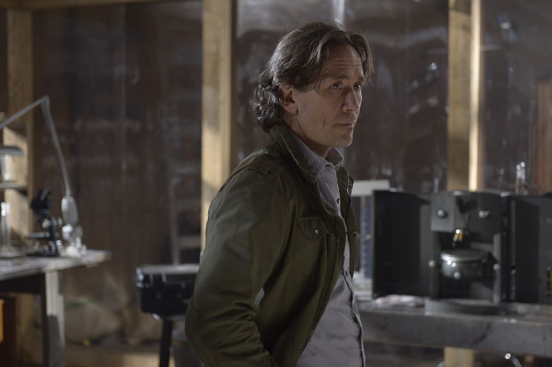 Das Zusammentreffen von Peter (Neil Napier) und Alan ruft einige weitere Probleme auf den Plan ... - Bildquelle: Philippe Bosse 2014 Syfy Media, LLC