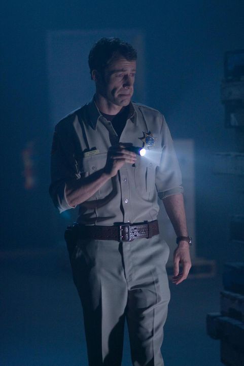 Ein Wettlauf mit der Zeit beginnt, da sich durch einen "Blitz-Ton" Menschen zu Stein verwandeln: Jack Carter (Colin Ferguson) ... - Bildquelle: Universal Television