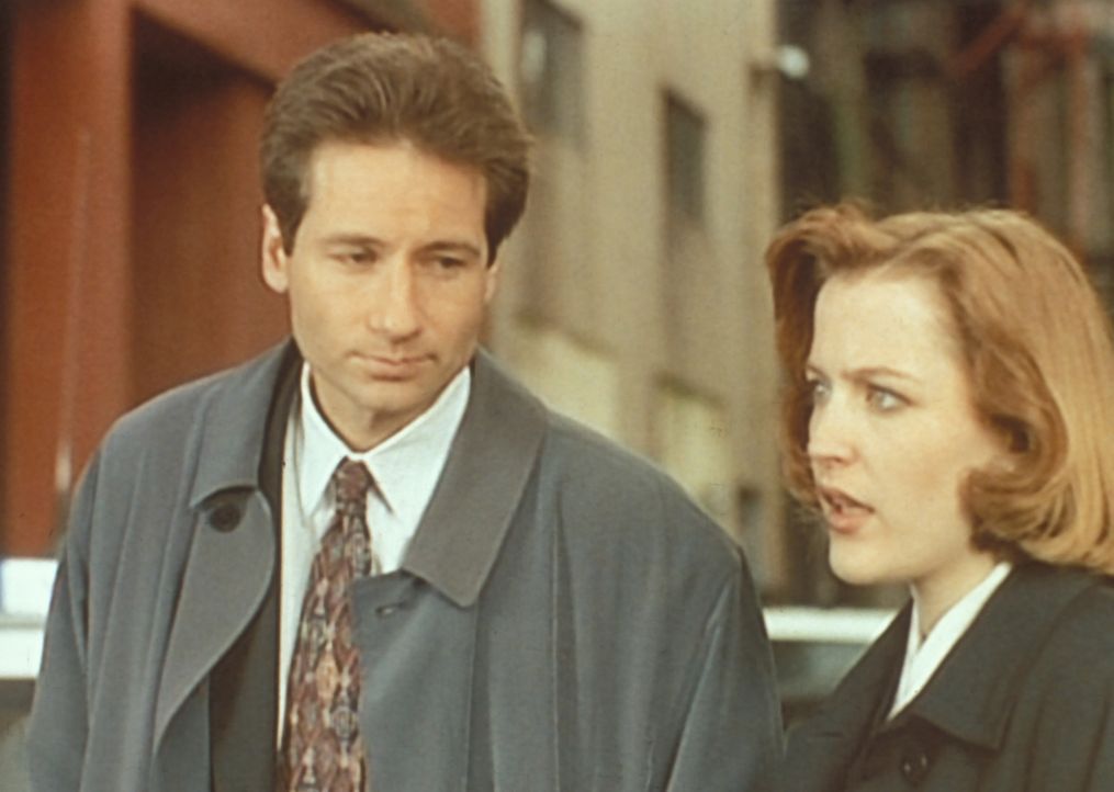 Eine ehemalige Studentin von Scully (Gillian Anderson, r.) bittet sie und Mulder (David Duchovny, l.) bei einer Reihe von Vermisstenfällen um Hilfe... - Bildquelle: TM +   Twentieth Century Fox Film Corporation. All Rights Reserved.