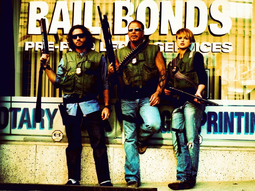 Choco (Edgar Ramirez, l.), Ed (Mickey Rourke, M.) und Domino (Keira Knightley, r.) bilden den legendären "Bounty Squad", eine Gruppe Kopfgeldjäger.... - Bildquelle: Constantin Film