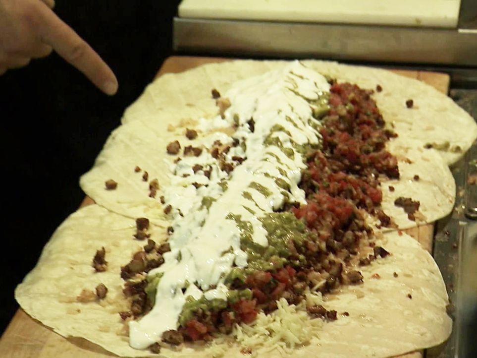 Gigantisch: Das Iguanaz im kalifornischen San Jose ist bekannt für seinen wirklich gigantischen Burrito, den Burritozilla ... - Bildquelle: 2011, The Travel Channel, L.L.C. All Rights Reserved.