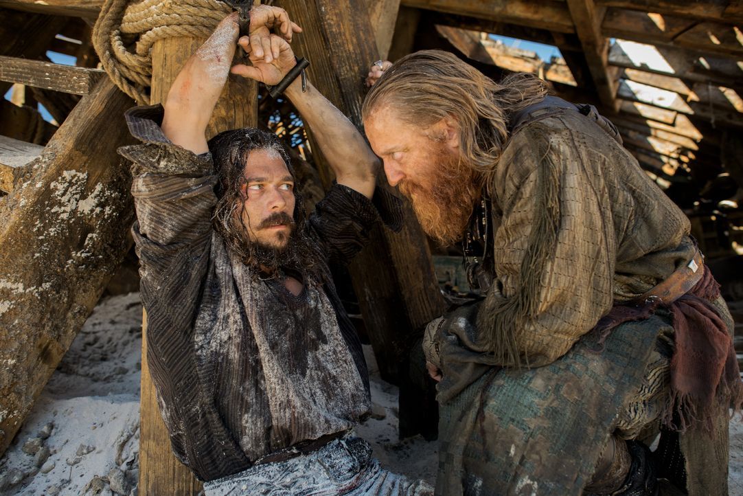 Was hat Israel Hands (David Wilmot, r.) mit John Silver (Luke Arnold, l.) nur vor? - Bildquelle: David Bloomer 2017 Starz Entertainment, LLC