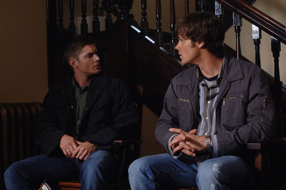 Nachdem Sam (Jared Padalecki, r.) immer öfter Alpträume von ihrem alten Haus hat, beschließt er gemeinsam mit seinem Bruder Dean (Jensen Ackles, l.)... - Bildquelle: Warner Bros. Television