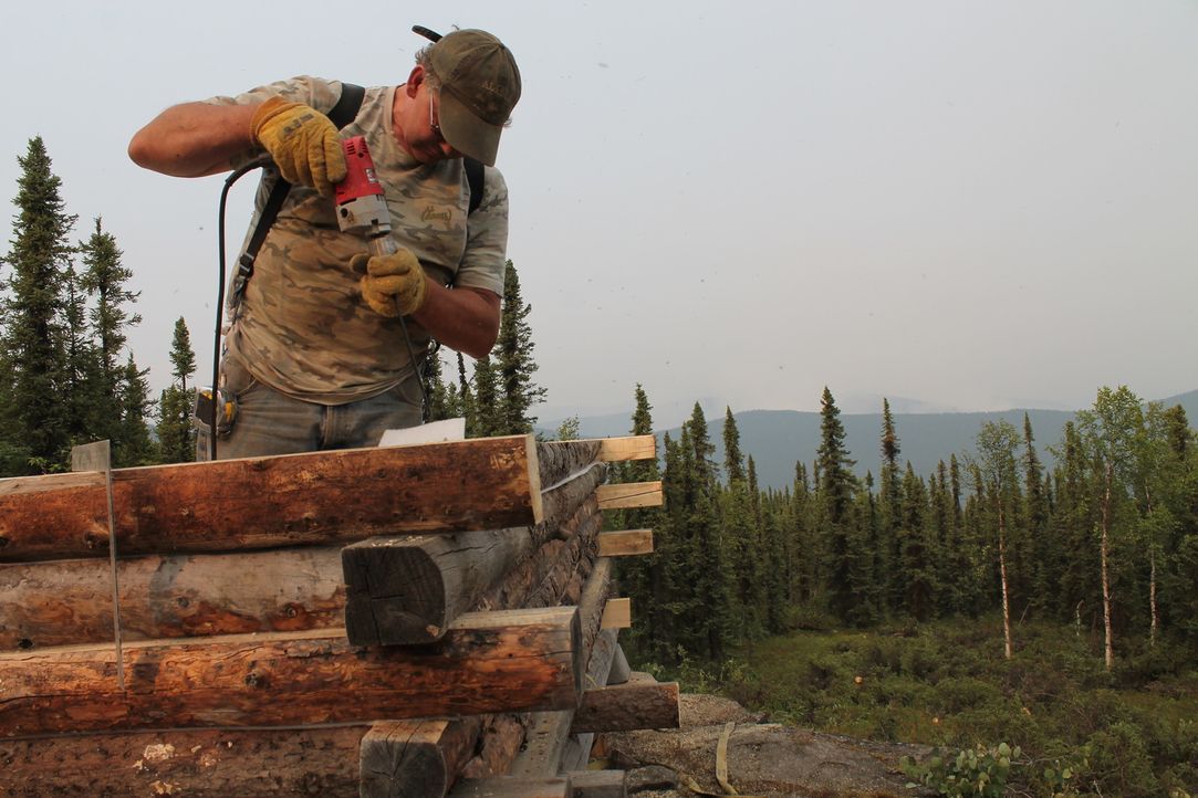 Jeff Ward hat in Alaska schon an vielen verlassenen Orten Häuser hochgezogen, nun hilft er seinem Sohn Bryce eines am Nordpol zu bauen ... - Bildquelle: 2015, DIY Network/Scripps Networks, LLC. All Rights Reserved.