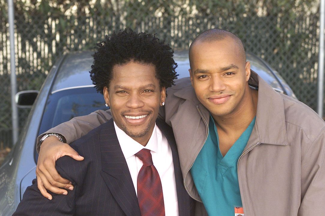 Die Turk Brüder: Kevin (D.L. Hughley, l.) und Chris (Donald Faison, r.) ... - Bildquelle: Touchstone Television