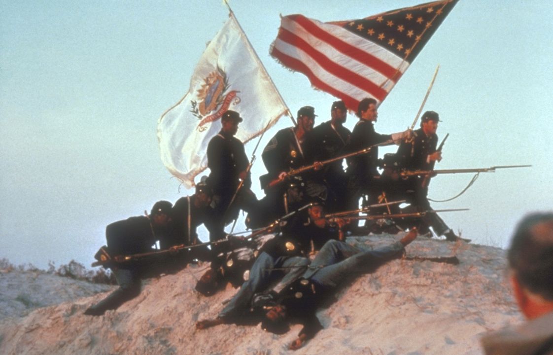 1862 tobt in Amerika der Bürgerkrieg: Der Nordstaaten-Colonel Shaw (Matthew Broderick, r. oben) wird beauftragt, ein Infanterie-Regiment zu bilden,... - Bildquelle: TriStar Pictures