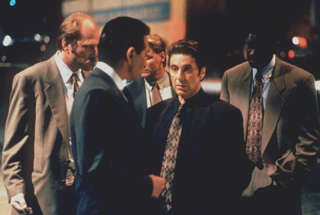 Zwei Perfektionisten stehen sich gegenüber: Der Boss des organisierten Verbrechens und der beste Leutnant der Stadt, Vincent Hanna (Al Pacino, 2.v.r... - Bildquelle: Warner Bros.