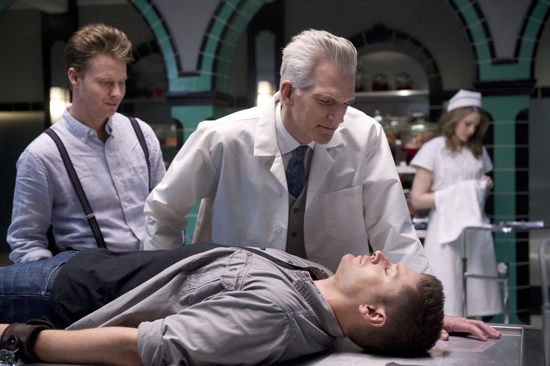 Eli (Matt Bellefleur, l.) und Monroe (Markus Flanagan, r.) glauben schon, Dean (Jensen Ackles, liegend) endlich in ihrer Gewalt zu haben, doch so sc... - Bildquelle: 2016 Warner Brothers