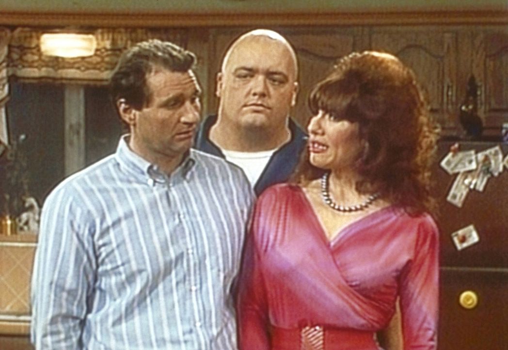Al (Ed O'Neill, l.) könnte Peggy (Katey Sagal, r.) erwürgen, weil sie ihren Bruder Irwin (King Kong Bundy) eingeladen hat. - Bildquelle: Sony Pictures Television International. All Rights Reserved.