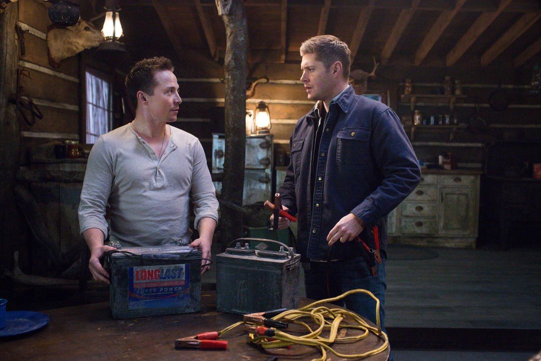 Cole (Travis Aaron Wade, l.) taucht plötzlich auf, als Dean (Jensen Ackles, r.) und Sam einen Fall bearbeiten, bei dem Soldaten zu brutalen Killern... - Bildquelle: 2016 Warner Brothers