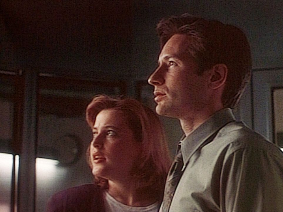 Scully (Gillian Anderson, l.) und Mulder (David Duchovny, r.) sind gespannt, ob der zum Tode verurteilte Mörder einen neuen Entführungsfall inszen... - Bildquelle: TM +   Twentieth Century Fox Film Corporation. All Rights Reserved.