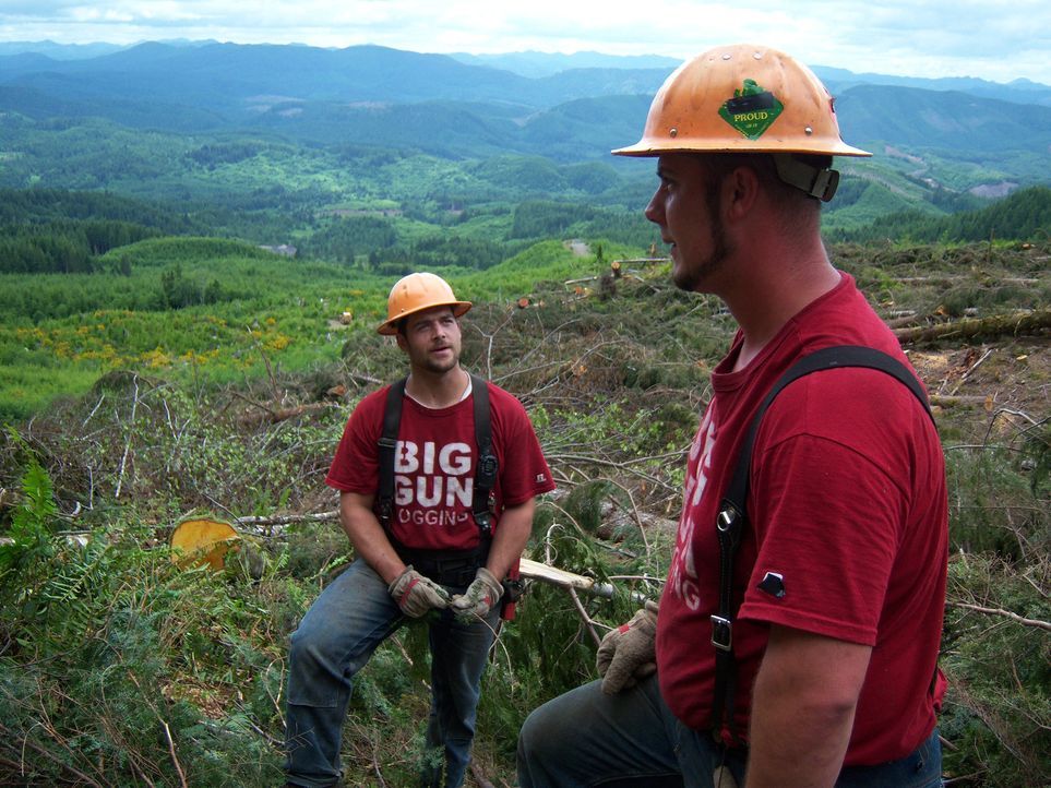 Levi (l.) und seine Crew von Big Gun Logging werfen einen ersten Blick auf ihre Arbeitsstelle in einem gefährlichen Hanggelände und müssen feststell... - Bildquelle: 2012 A+E Networks