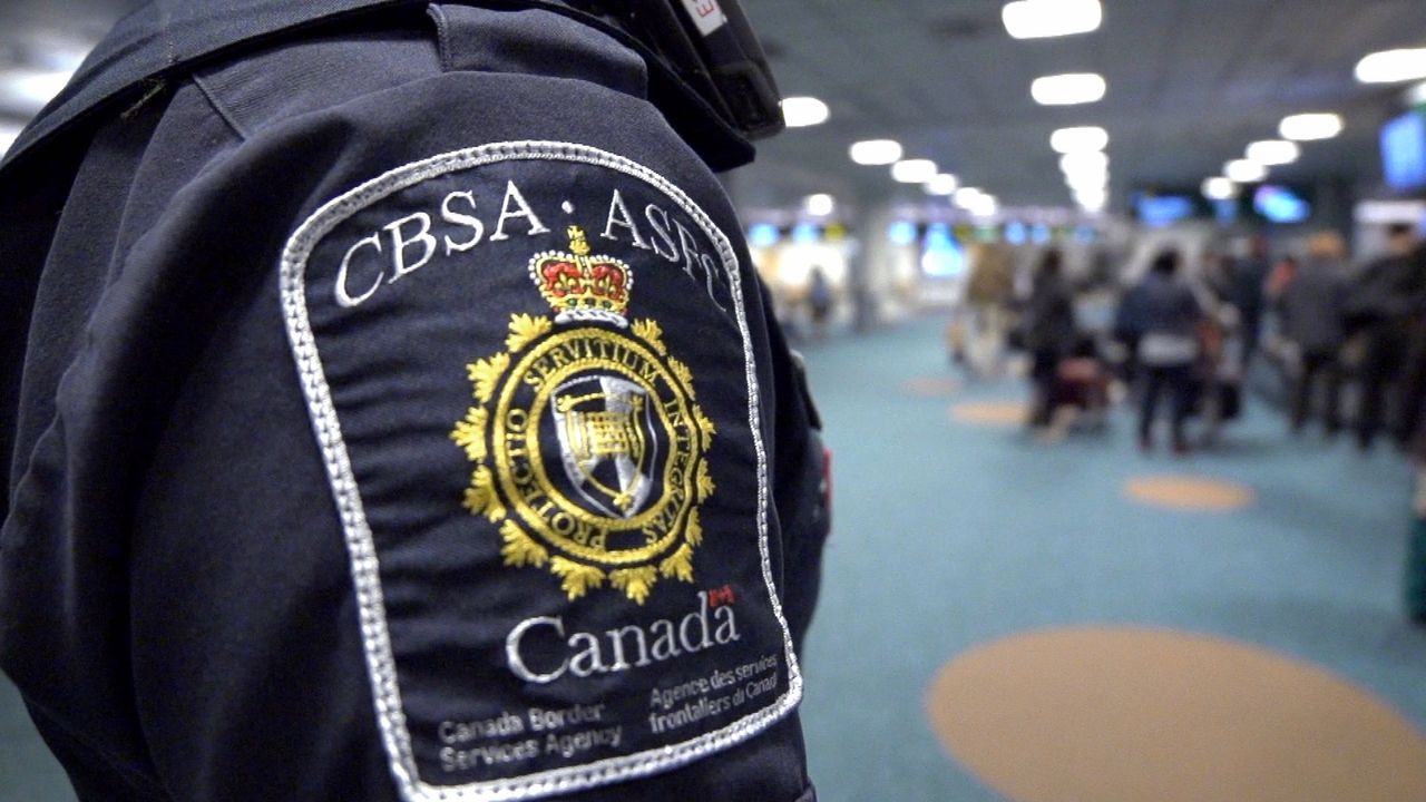 An der kanadischen Grenze haben die Beamten alle Hände voll zu tun - die Grenzbeamten haben jedoch erprobte Spürnasen und wissen genau, welcher der... - Bildquelle: Force Four Entertainment / BST Media 2 Inc.