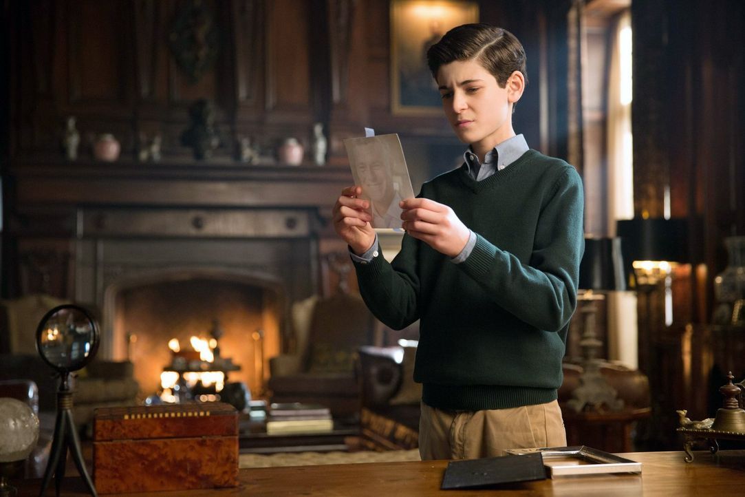Stellt Wayne Manor auf den Kopf, um nach Hinweisen zu suchen, die sein Vater ihm vielleicht hinterlassen hat: Bruce (David Mazouz) ... - Bildquelle: Warner Bros. Entertainment, Inc.