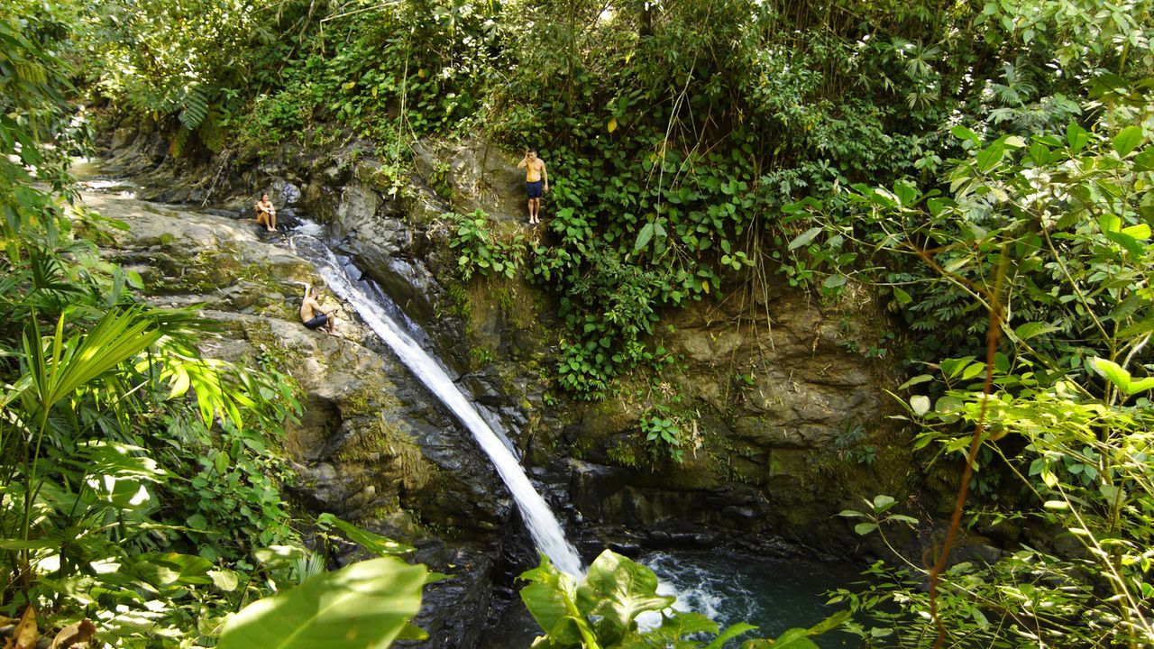 Am "Uvita Wasserfall" in Puntarenas in Costa Rica kann man wunderbar schwimmen und die Natur genießen ... - Bildquelle: 2017,The Travel Channel, L.L.C. All Rights Reserved