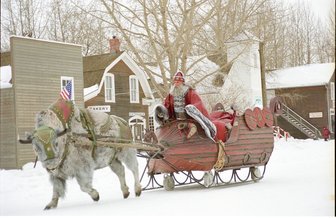 Santa Claus (Bill Goldberg) ist eigentlich ein Dämon. Mit seinem fliegenden Schlitten verlässt er den Nordpol, um einen blutigen Weihnachtsfeldzug... - Bildquelle: E.M.S. New Media AG