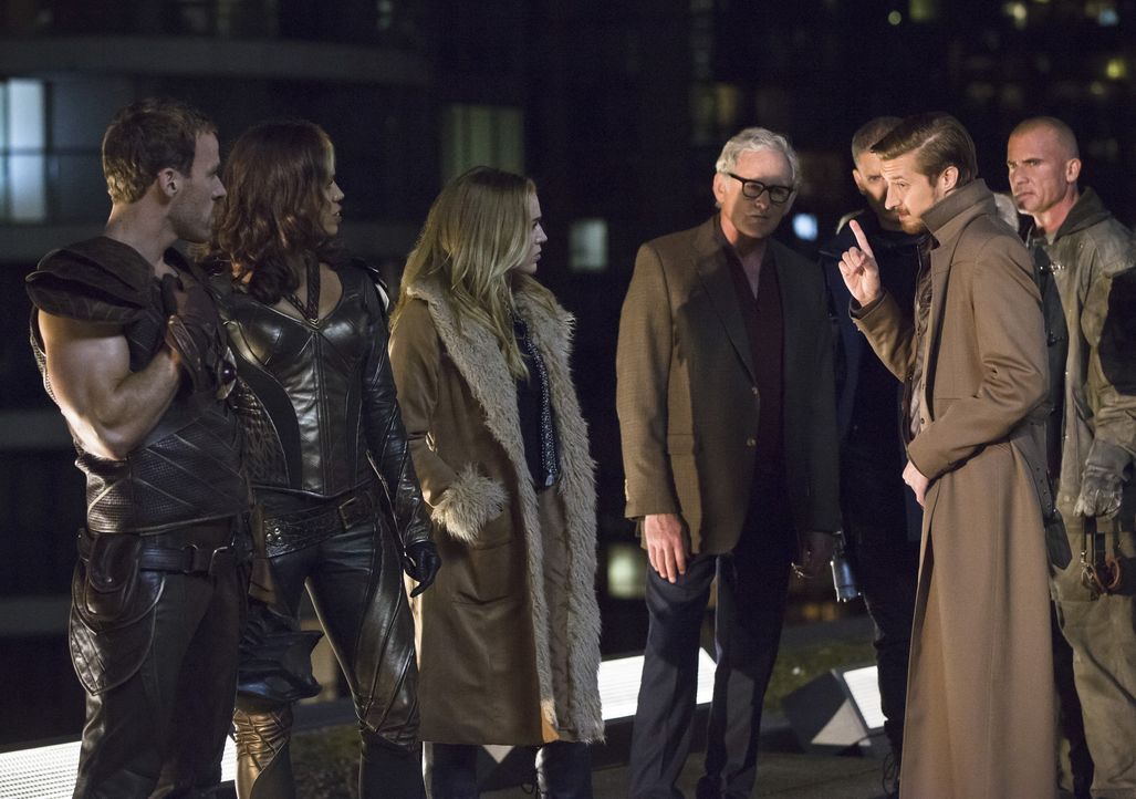 Als Rip Hunter (Arthur Darvill, 2.v.r.) die Helden Carter alias Hawkman (Falk Hentschel, l.), Kendra alias Hawkgirl (Ciara Renée, 2.v.l.), Sara alia... - Bildquelle: 2015 Warner Bros.