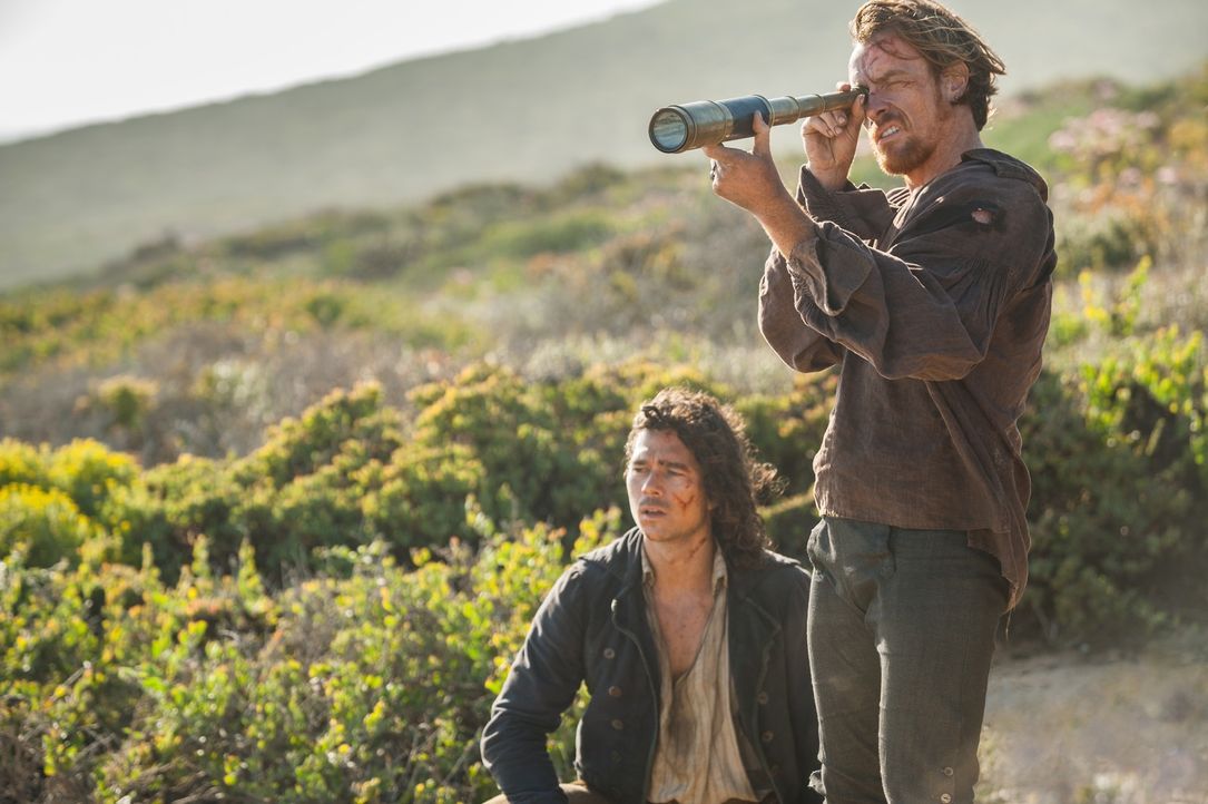 Da die baldige Entdeckung der gestrandeten Crew durch die Spanier droht, müssen John Silver (Luke Arnold, l.) und Flint (Toby Stephens, r.) schnell... - Bildquelle: David Bloomer 2015 Starz Entertainment LLC, All rights reserved.