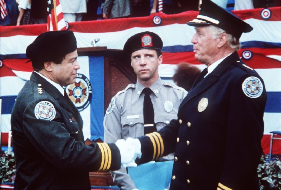 Der Polizist Mahoney (Steve Guttenberg, M.) wäre richtig glücklich, wenn sein Chef Lassard (George Gaynes, r.) den Wettkampf gegen Mauser (Art Metra... - Bildquelle: Warner Bros.