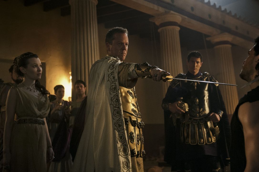 Mit allen Mitteln will der skrupellose Senator Corvus (Kiefer Sutherland, 2.v.l.) den Widerstand der hübschen Cassia (Emily Browning, l.) brechen, d... - Bildquelle: 2014 Constantin Film Verleih GmbH/ Caitlin Cronenberg