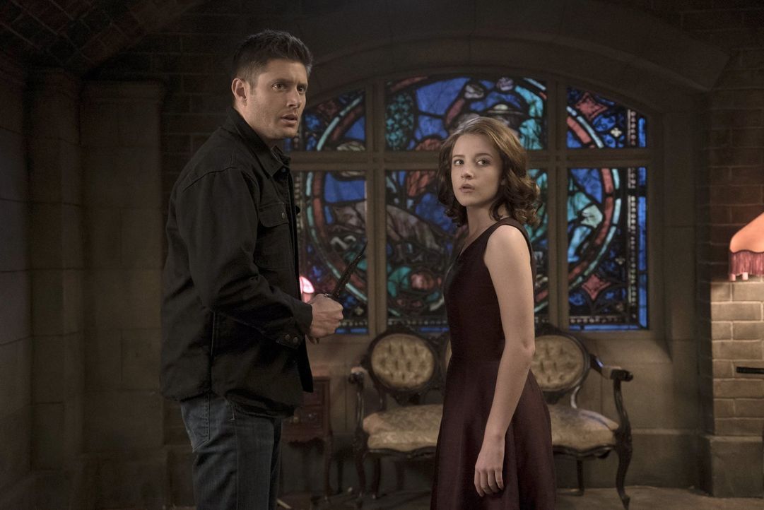 Crowley verliert immer mehr die Kontrolle über Amara (Samantha Isler, r.). Als dann auch noch Dean (Jensen Ackles, l.) auftaucht, stellt sich nicht... - Bildquelle: 2014 Warner Brothers