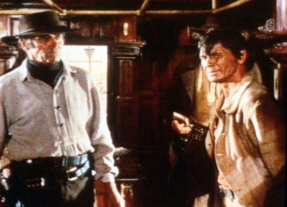Der Mundharmonikaspieler (Charles Bronson, r.) und Killer Frank (Henry Fonda, l.) haben eine alte Rechnung zu begleichen ... - Bildquelle: Paramount Pictures