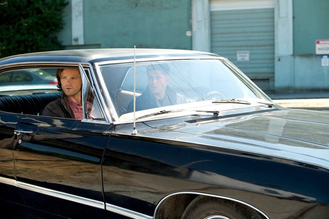 Wie lange kann Dean (Jensen Ackles, r.) vor Sam (Jared Padalecki, l.) noch geheim halten, dass ein Engel in ihm wohnt? - Bildquelle: 2013 Warner Brothers