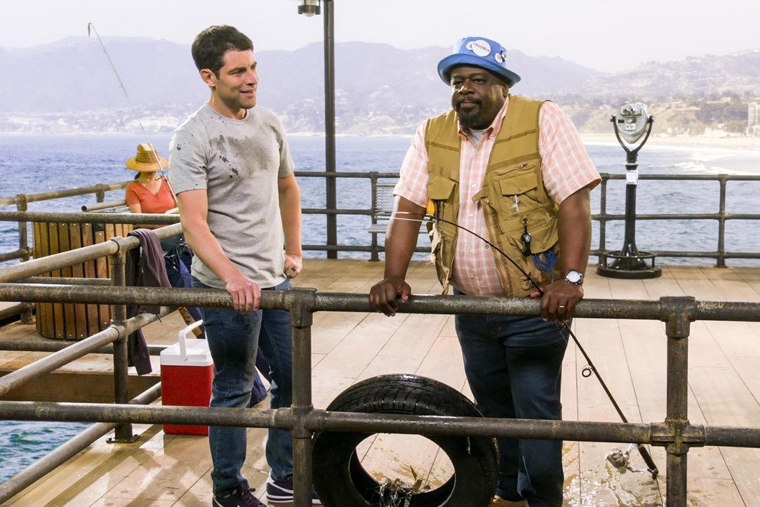 Dave Johnson (Max Greenfield, l.); Calvin Butler (Cedric the Entertainer, r.) - Bildquelle: © 2021 CBS Broadcasting Inc. All Rights Reserved.