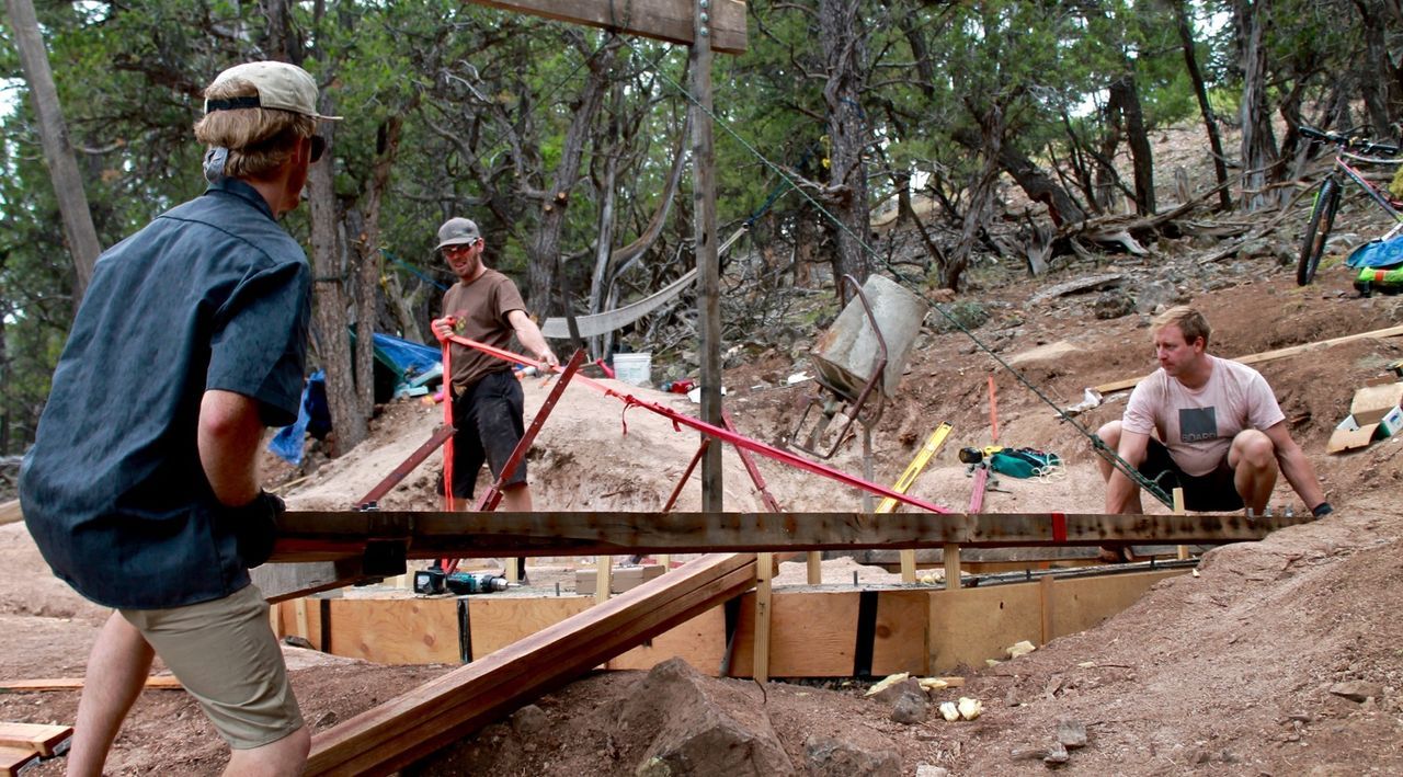 Ausgerechnet in einer Gegend in den Rocky Mountains, die häufig von Erdrutschen und Schneestürmen heimgesucht wird, wollen sie eine Berghütte bauen:... - Bildquelle: 2016,DIY Network/Scripps Networks, LLC. All Rights Reserved.