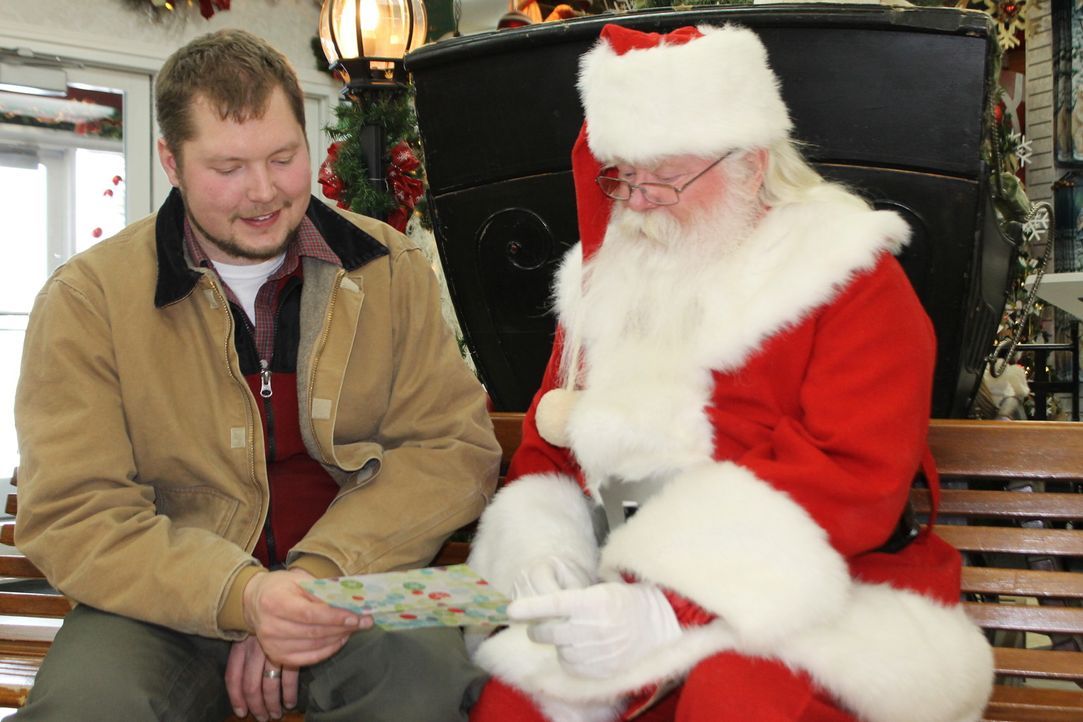 Wer hätte nicht gerne ein Haus in der Nähe des Weihnachtsmanns? - Bryce Ward (l.) ist dafür sogar bereit, bis zum Nordpol zu ziehen ... - Bildquelle: 2015, DIY Network/Scripps Networks, LLC. All Rights Reserved.
