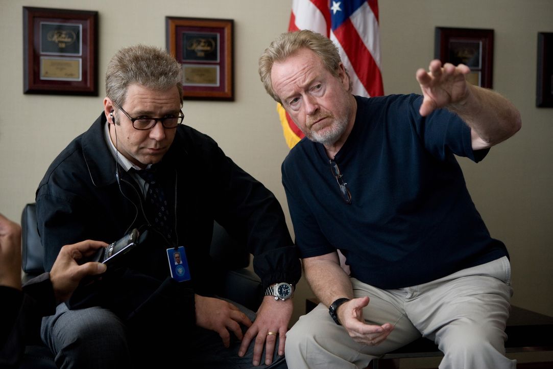 Regisseur Ridley Scott, r. und Russell Crowe, l. während der Dreharbeiten - Bildquelle: Warner Brothers
