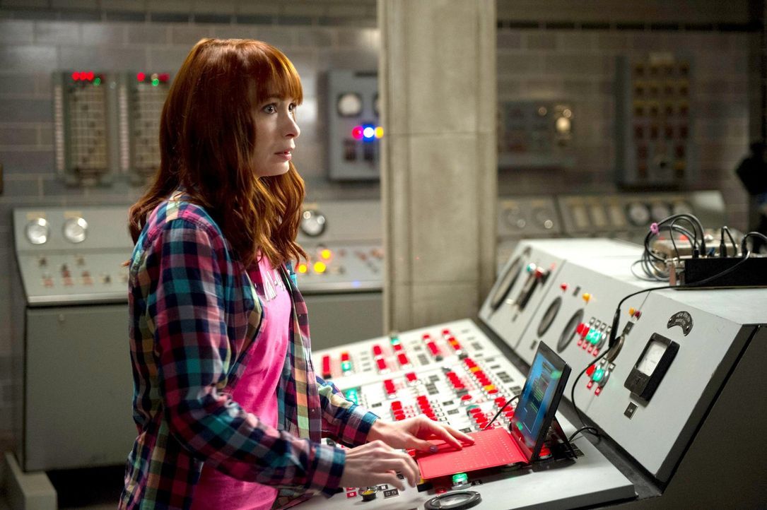 Charlie (Felicia Day) erfährt von ihrer Kindheitsheldin, wie sich die Geschichten wirklich abgespielt haben und dass es im wahren Leben eben nicht i... - Bildquelle: 2013 Warner Brothers