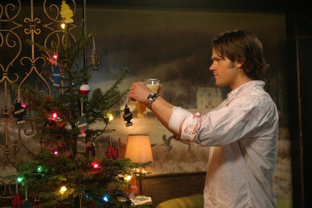 Obwohl er nicht bereit ist, zu akzeptieren, dass Dean bald sterben muss, erfüllt er ihm den Wunsch, ein traditionelles Weihnachtsfest zu feiern: Sam... - Bildquelle: Warner Bros. Television
