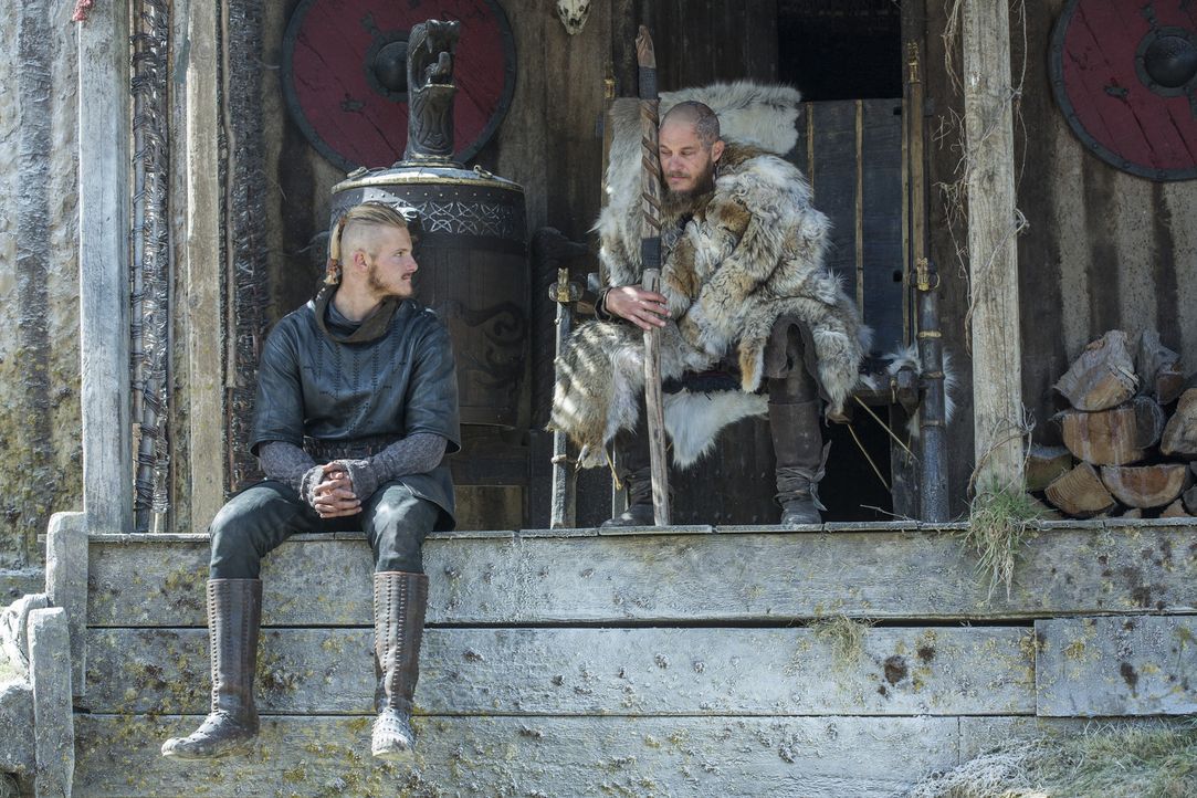 Ragnar (Travis Fimmel, r.) erholt sich nur langsam, und sieht sich durch Bjorns Urteil über Floki vor vollendete Tatsachen gestellt. Er wirft seinem... - Bildquelle: 2016 TM PRODUCTIONS LIMITED / T5 VIKINGS III PRODUCTIONS INC. ALL RIGHTS RESERVED.