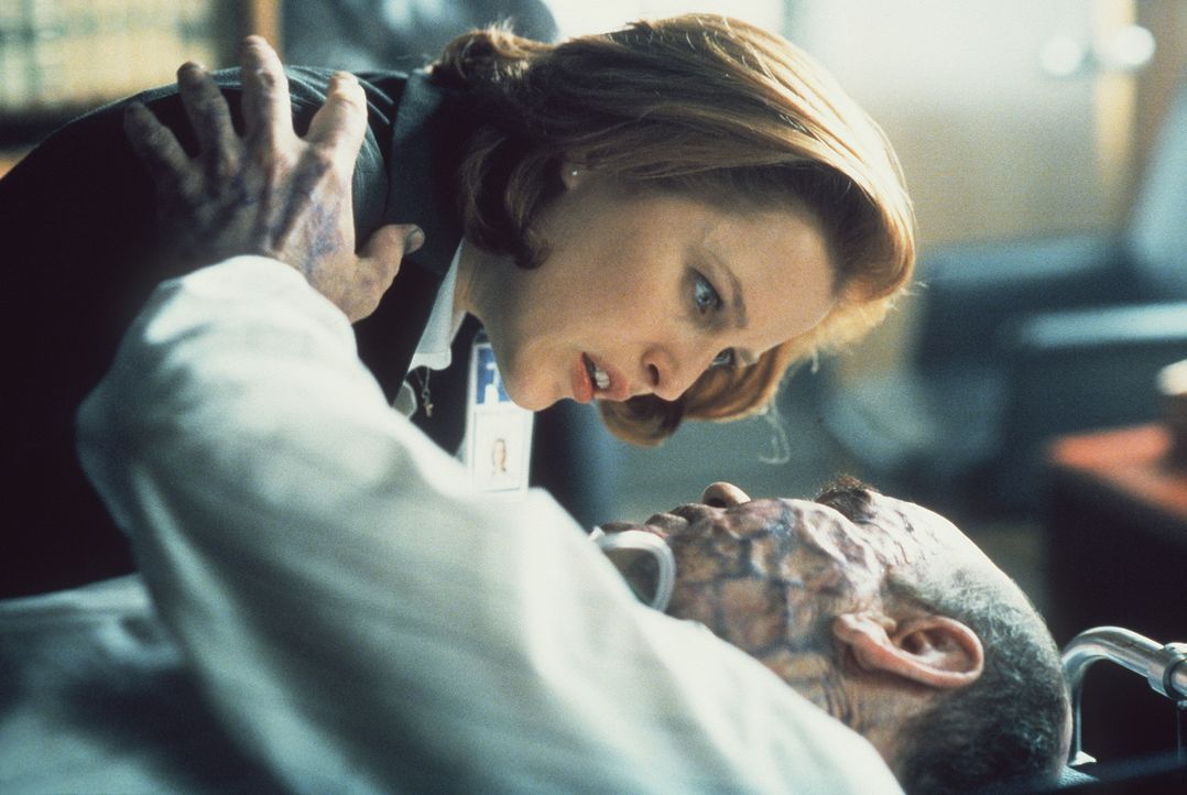 Scully (Gillian Anderson, l.) kann Skinner (Mitch Pileggi, liegend) gerade noch vor einem weiteren Mordanschlag bewahren. - Bildquelle: TM +   2000 Twentieth Century Fox Film Corporation. All Rights Reserved.