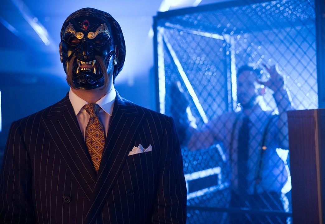 Gordon und Bullock ermitteln in einen illegalen Kampfklub, der von dem skrupellosen Finanzmanager Richard Sionis (Todd Stashwick, l.), betrieben wir... - Bildquelle: Warner Bros. Entertainment, Inc.